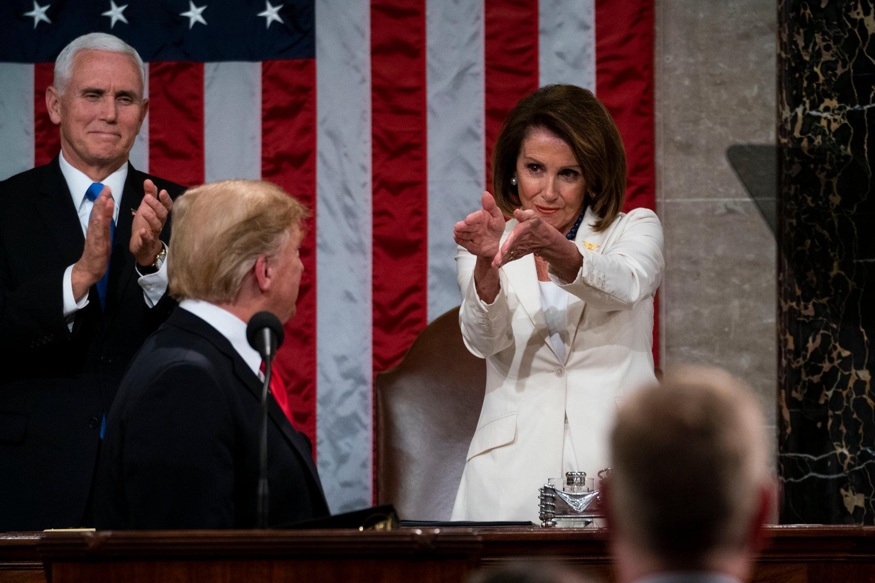 Cuộc họp báo của bà Pelosi khiến thị trường biến động mạnh