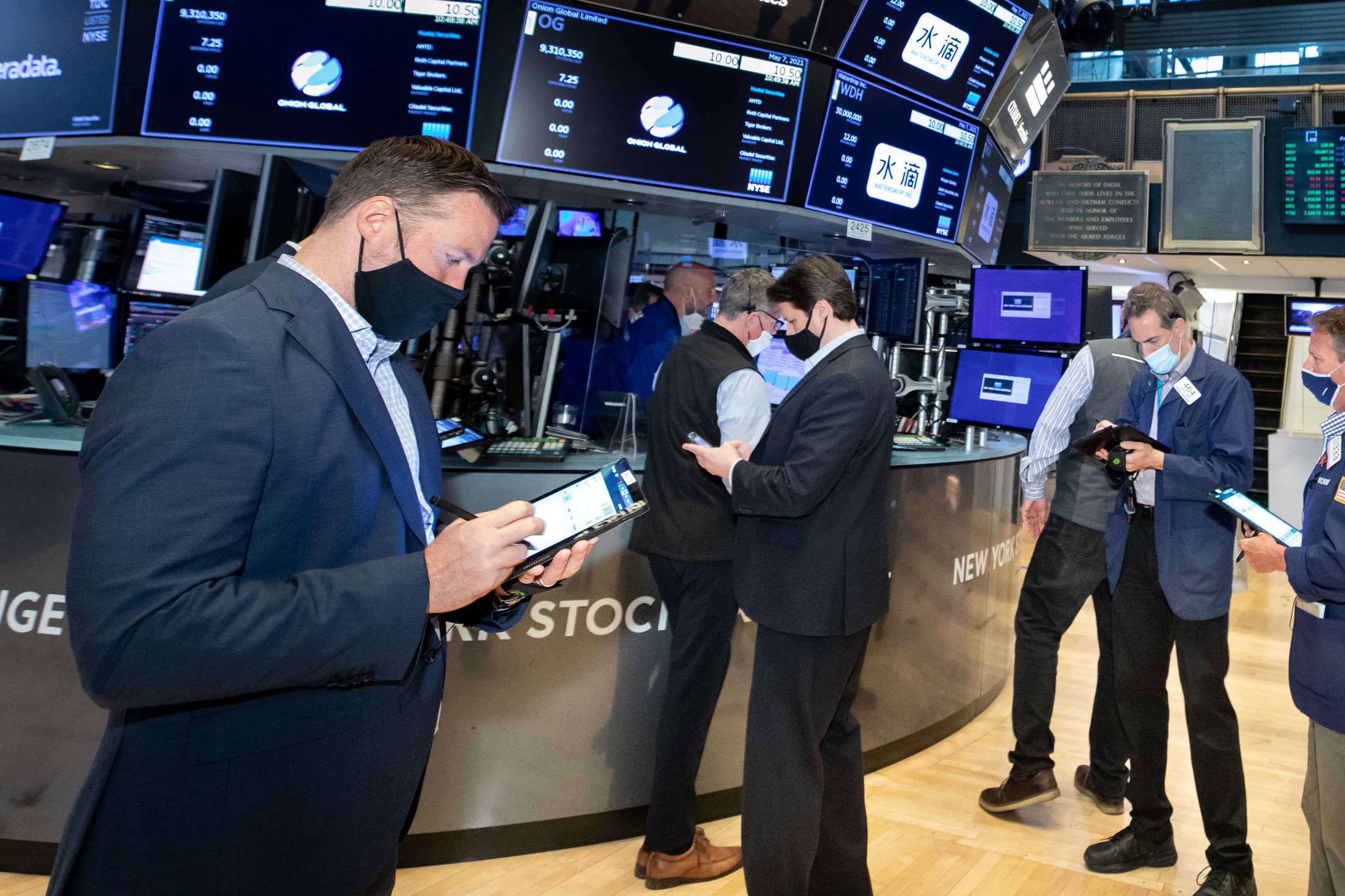 Chứng khoán Mỹ im ắng; Morgan Stanley khuyến nghị khách hàng nắm giữ dần cổ phiếu phòng thủ