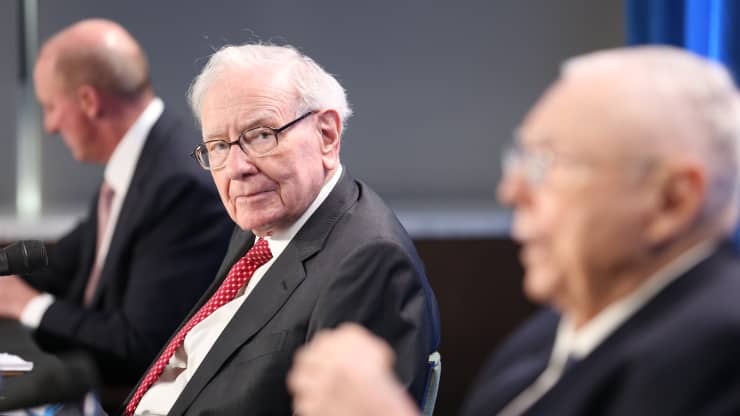 Warren Buffett cho biết đại dịch đã có tác động "cực kỳ không đồng đều" và nó vẫn chưa kết thúc Warren Buffett cho biết đại dịch đã có tác động "cực kỳ không đồng đều" và nó vẫn chưa kết thúc