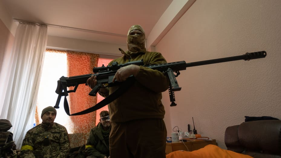 Ukrainian soldiers clean their weapons as they prepare to head back to war in Irpin on March 5, 2022 in Kyiv, Ukraine.