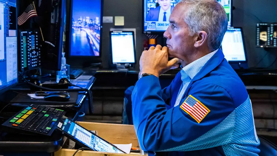 Biên chế ADP xa vượt kỳ vọng, Dow Jones trượt dốc hơn 300 điểm