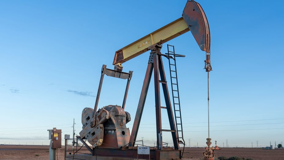 Oil tumbles 2% to 3-week low on strong dollar, profit taking