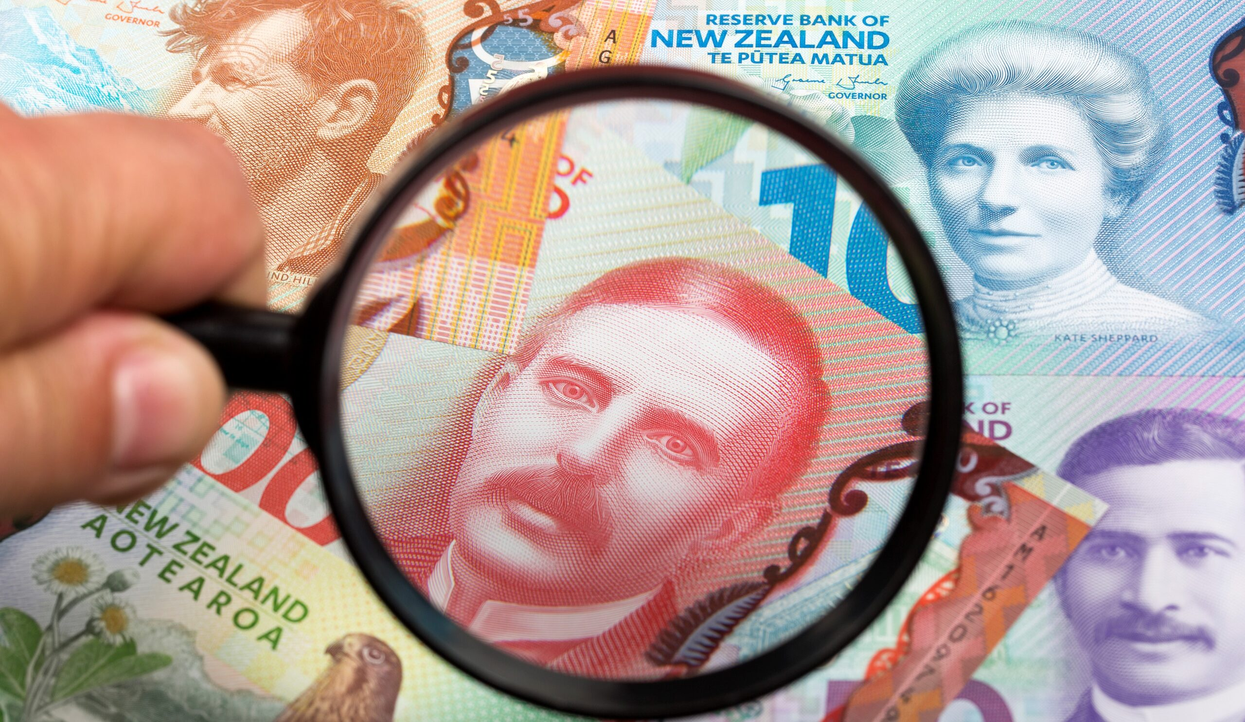 NZD/USD giảm về quanh 0.6100 sau những dữ liệu kém sắc và tâm lý thị trường thận trọng