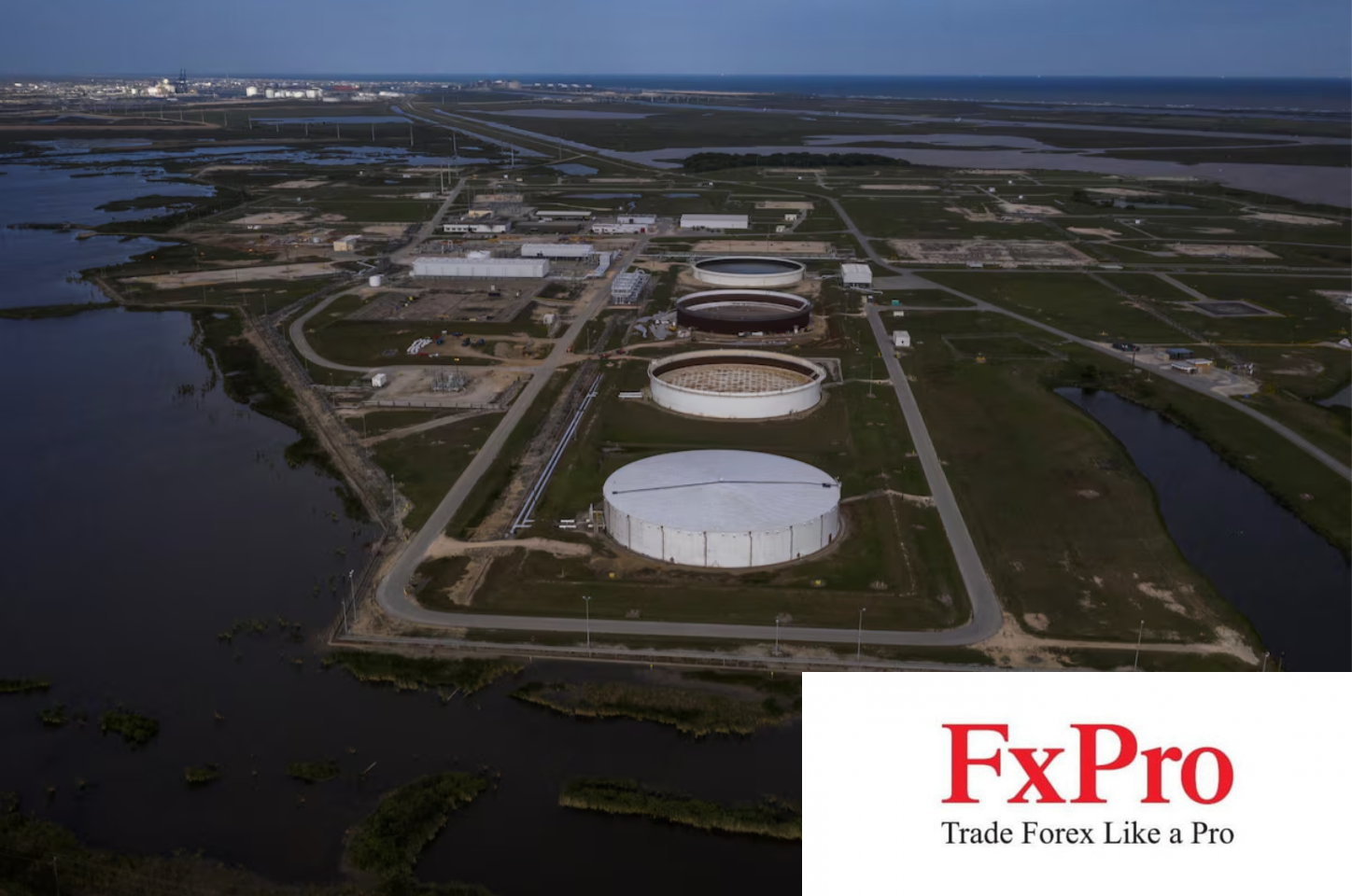 Giá dầu ổn định do lượng dự trữ dầu thô của Mỹ giảm, OPEC+ trì hoãn tăng sản lượng