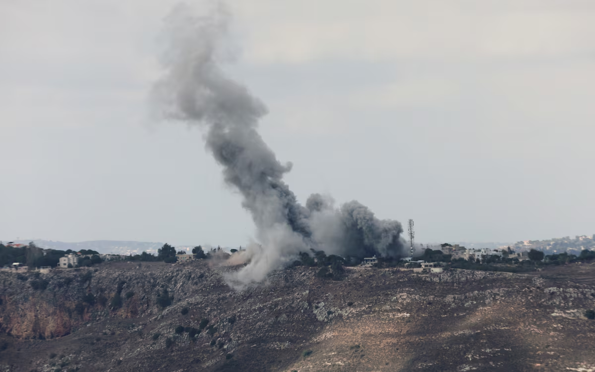 Khói bốc lên trên Arnoun, giữa lúc giao tranh đang diễn ra giữa lực lượng Hezbollah và Israel, nhìn từ Marjayoun