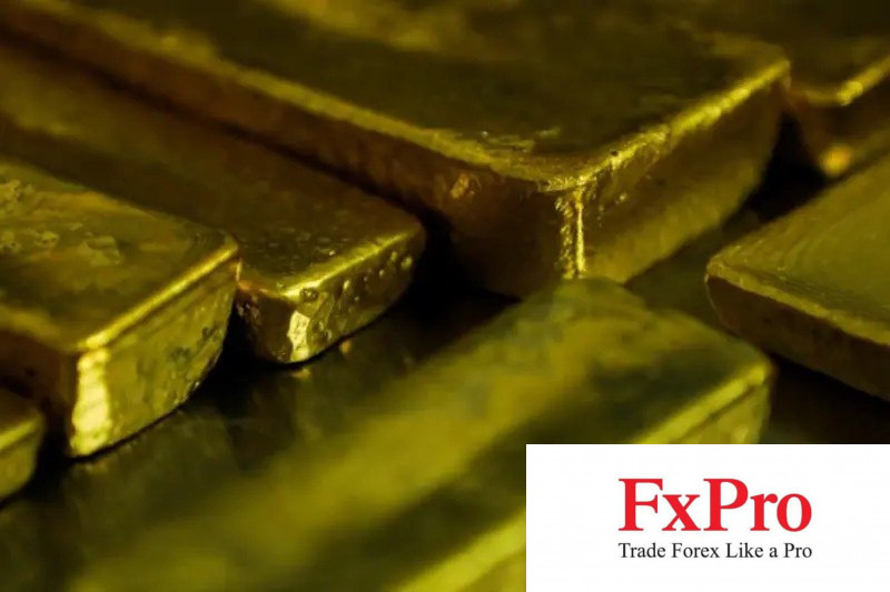 Giá vàng giảm từ mức cao kỷ lục, chịu áp lực từ đà tăng của USD